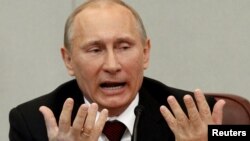 Vlladimir Putini gjatë fjalimit në Parlamentin e Rusisë