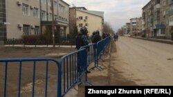 У здания специализированного межрайонного суда по уголовным делам Актюбинской области перед началом слушаний по делу «о хищении нефти». Актобе, 20 ноября 2017 года.
