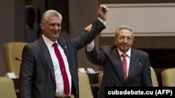 Мигель Диас-Канель (слева) и Рауль Кастро