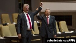 رییس جمهوری قبلی کوبا رائول کاسترو (راست) دست میگل دیاز کانل را به عنوان ریاست جمهوری جدید بالا برد