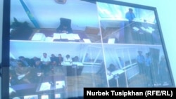 Жанболат Мамайдың соты өтіп жатқан залдан көрініс. Сурет экраннан түсірілген. Алматы, 18 тамыз 2017 жыл.