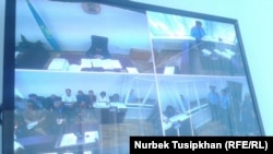 Изображение на экране монитора, установленного в комнате для журналистов и желающих наблюдать за процессом в отношении Жанболата Мамая. Алматы, 18 августа 2017 года.