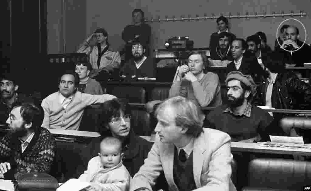 Карзайи 28-сола (аз боло аз тарафи рост) дар давраҳои семоҳаи журналистика дар Лилли Фаронса, соли 1985. 