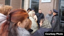 Дольщики ЖК "Молодежный" у здания Кабмина РТ