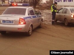 "Портловчи модда"ларни қидираётган полиция ходими