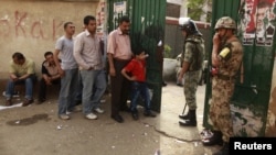 Солдати охороняють виборчі дільниці в Каїрі, 23 травня 2012 року
