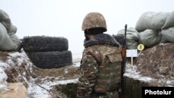 ՀՀ ԶՈՒ զինծառայողը հայ-ադրբեջանական սահմանին մարտական հերթապահության ժամանակ, արխիվ