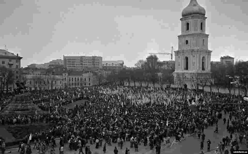 Demonstrators gather in Bogdan Khmelnitsky Square (now Sofia Square) in Kyiv on January 21, 1990, to celebrate the Historic Act of Unification of Ukraine on January 22, 1919, when the Ukrainian National Republic and the Western Ukrainian National Republic united into one state.