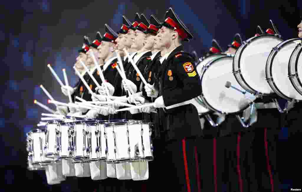 Military musicians take part in the closing ceremony. (Reuters/Lucy Nicholson)