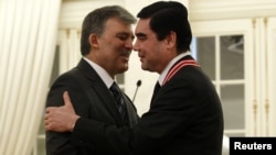 Президент Турции Абдулла Гюль (слева) и президент Туркменистана Гурбангулы Бердымухамедов во время церемонии в президентском дворце в Анкаре, февраль 2012 года. 