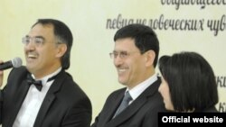 Минҳожиддин Мирзо (ўртада)