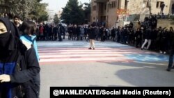 Студенти обходять стороною прапори США та Ізраїля в університеті імені Шахіда Бехешті в Тегерані,12 січня 