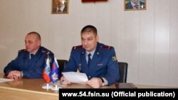 Начальник новосибирской ИК-2 Артем Евсеенко (справа)