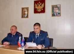 Начальник новосибирской ИК-2 Артем Евсеенко (справа)