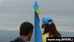 Национальный флаг крымских татар в День памяти жертв депортации был водружен в Крыму на горе Чатыр-Даг