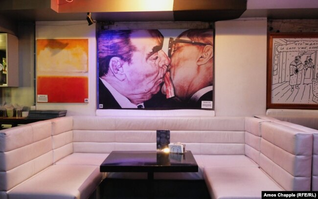 Ресторан интерьери, унда сало мавзусидаги санъат акс этган.