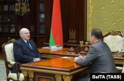 Президент Білорусі Олександр Лукашенко (ліворуч) і новопризначений прем’єр-міністром Роман Головченко