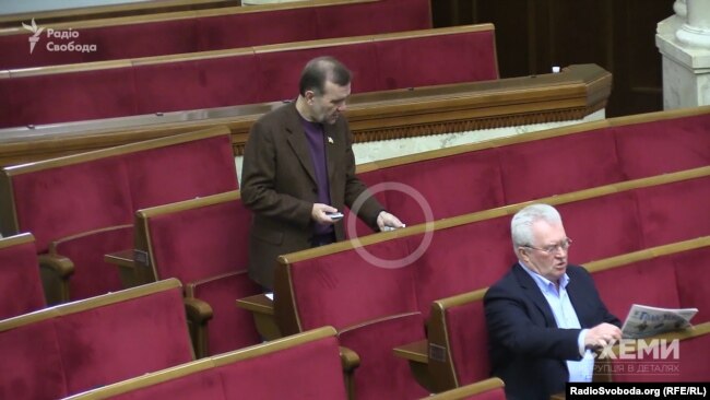 Депутат від БПП Олександр Бакуменко теж розставляє чужі картки