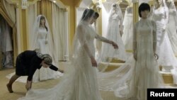 Примерка свадебного платья в салоне. Грозный. Март 2011 года 
