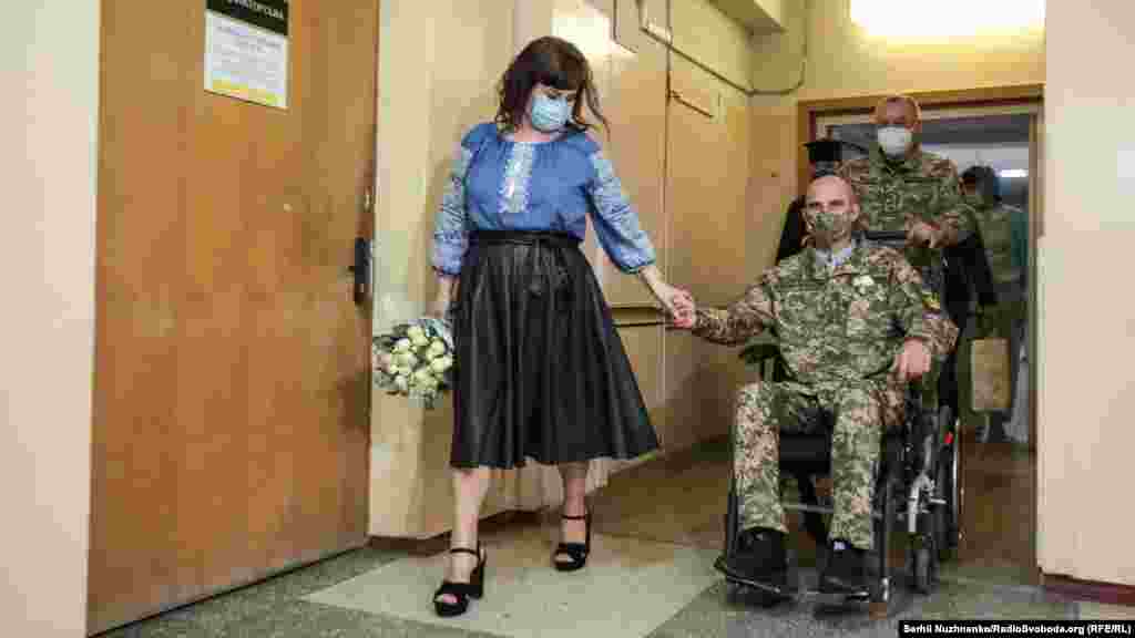 У київському шпиталі пройшла 11-а шлюбна церемонія спеціально для поранених військових. Ігор та Анна вирішили побратися після важкого поранення чоловіка під Авдіївкою, що на Донеччині 
