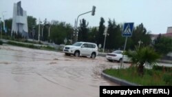 Aşgabatlylar tebigy hadysanyň netijeleri bilen ýekme-ýek galdylar