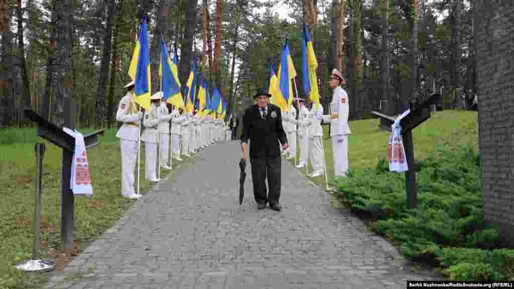 Ветерани, партизани, учасники УПА, колишні політичні в&rsquo;язні й інші громадяни йдуть вшанувати пам&rsquo;ять жертв репресій 1937&ndash;1941 років