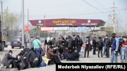 Граждане Узбекистана возле пункта пропуска «Достук» («Дустлик») на границе с Кыргызстаном. Фото от 23 марта 2020 года.