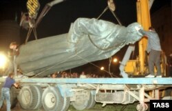 Снос памятника Феликсу Дзержинскому на Лубянке в Москве в ночь с 22 на 23 августа 1991 года