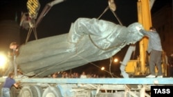 Демонтаж памятника Дзержинскому, Москва, Лубянская площадь, 23 августа 1991 года 