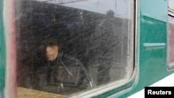 Мужчина сидит в поезде, направляющемся из Таджикистана в Москву. Иллюстративное фото.