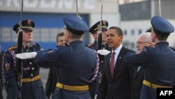 Presidents Obama and Klaus at Prague airport after the U.S. leader's arrival