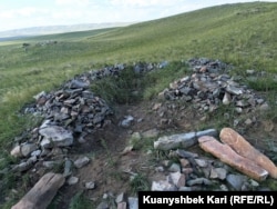 На месте раскрытого захоронения в Абайском районе Восточно-Казахстанской области. 17 августа 2016 года.