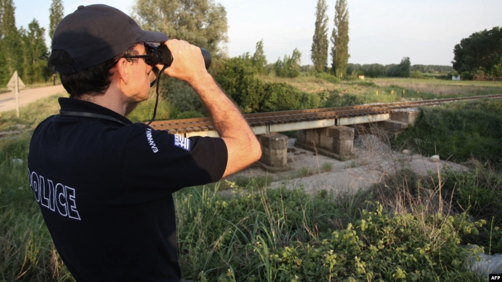Un ofițer de poliție la frontiera cu Turcia