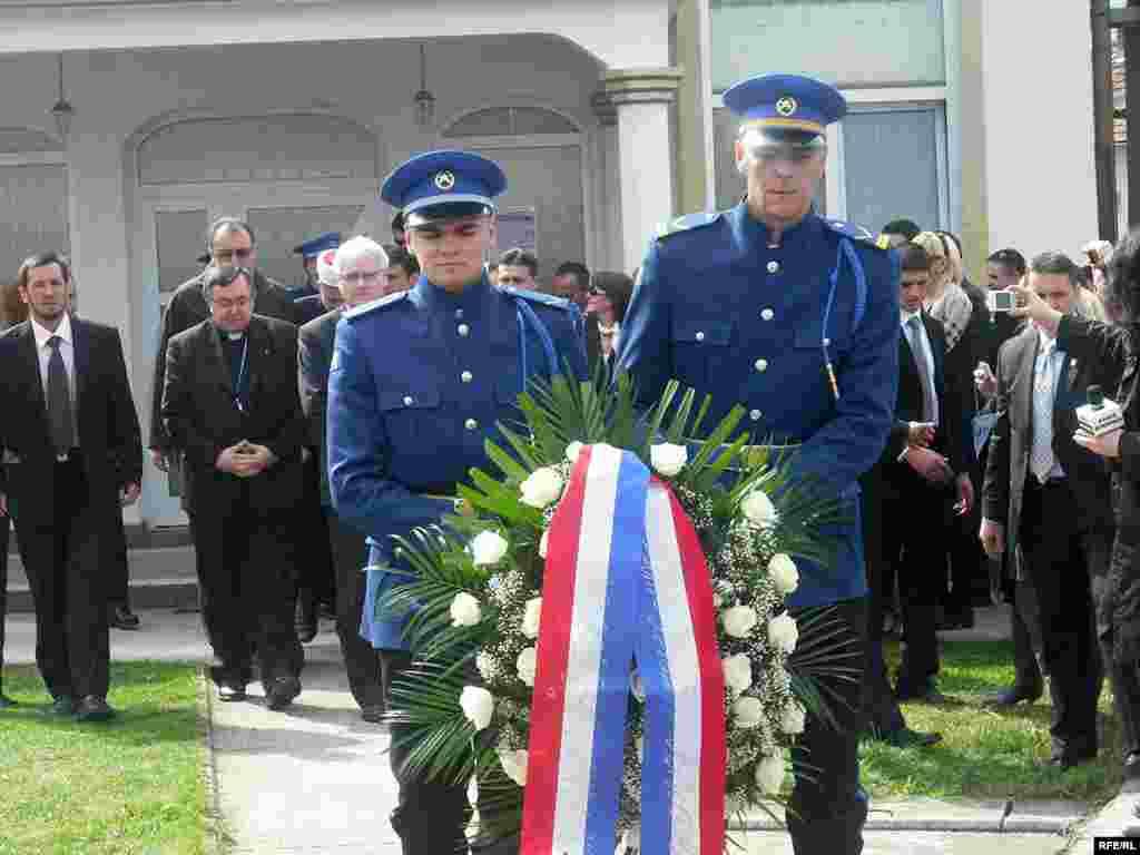 Predsjednik Hrvatske Ivo Josipović se u Ahmićima, selu u Srednjoj Bosni, gdje su snage Hrvatskog vijeća obrane u ratu ubile 116 Bošnjačkih civila, u dvorištu džamije kraj spomenika žrtvama poklonio i položio cvijeće