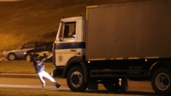 Полицейский грузовик сбивает демонстранта во время протестов в Минске