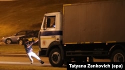 Momentul când Yahor Suhoydz a fost lovit de o mașină a poliției, Minsk, Belarus