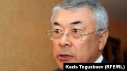Сарыбай Калмурзаев в бытность управляющим делами президента Казахстана. 