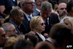 Хиллари Клинтон (ортада) 11 қыркүйек оқиғасын еске алу жиынында тұр. Нью-Йорк, 11 қыркүйек 2016 жыл.