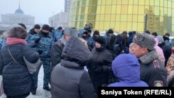 Наразылыққа шыққандарды полиция "Ақордаға" жеткібей бөгеп тұр. 17 ақпан 2020 жыл. Нұр-Сұлтан қаласы. 