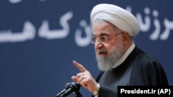 حسن روحانی رئیس جمهور ایران حین سخنرانی در یک محفل در تهران