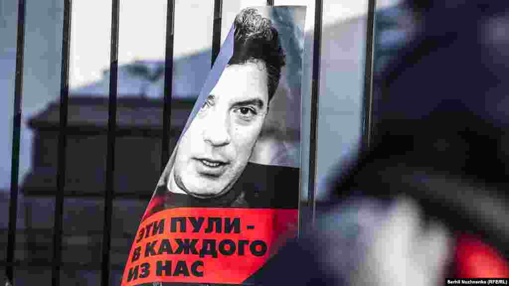 В ніч на 28 лютого 2015 року у Бориса Нємцова випустили 7 куль. «Ці кулі – у кожного з нас» – кажуть активісти