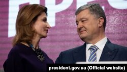 Петр Порошенко благодарит за поддержку свою жену Марину, 21 апреля 2019 года