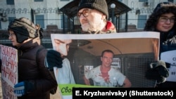 Акция в поддержку Ильдара Дадина у посольства России в Киеве. Февраль 2016 года