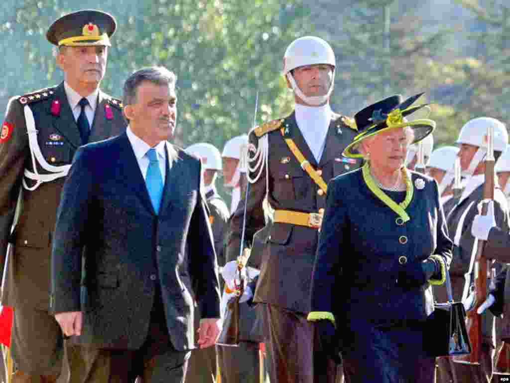 Төркия президенты Абдуллаһ Гүл чакыруы буенча Төркиягә 4 көнлек сәфәр белән Британ патшабикәсе Элизабет 2 килде.