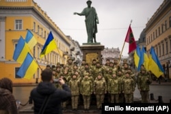 Українські військовослужбовці біля пам'ятника Дюку де Рішельє у День єднання. Одеса, 16 лютого 2022 року