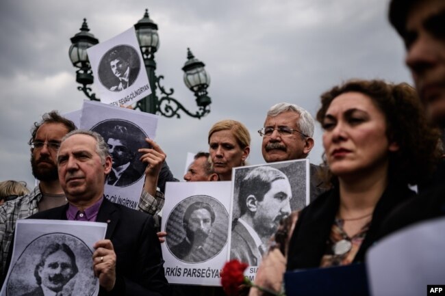 Disa aktivistë për të drejtat e njeriut në Turqi mbajnë në duar portretet e intelektualëve armenë që ishin deportuar më 1915.