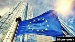 Флаг Евросоюза развевается перед зданием Европарламента. Иллюстративное фото.