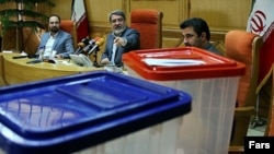 وزیر کشور ایران در وسط تصویر