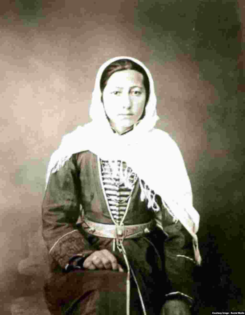 Чеченка в ошатному вбранні. Фотограф Д. А. Нікітін. 1870-ті роки