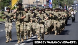 Військовослужбовці полку «Азов» під час параду з нагоди 5-ї річниці визволення Маріуполя від російських гібридних сил. Маріуполь, 15 червня 2019 року
